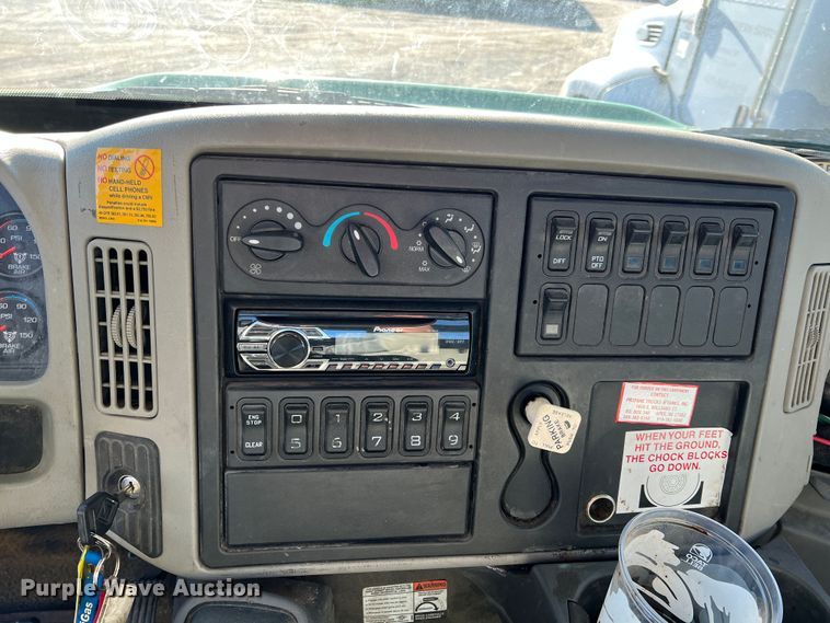 image for item KR9557 2008 International 4300  flatbed truck