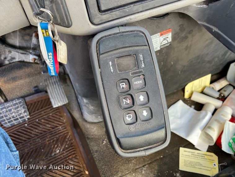 image for item KR9557 2008 International 4300  flatbed truck