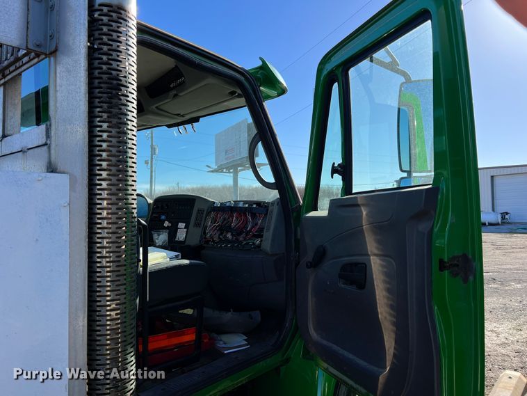 image for item KR9557 2008 International 4300  flatbed truck