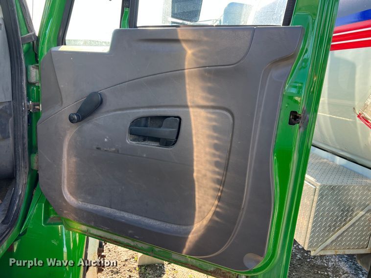 image for item KR9557 2008 International 4300  flatbed truck