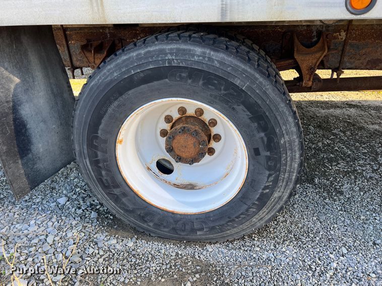 image for item KR9557 2008 International 4300  flatbed truck