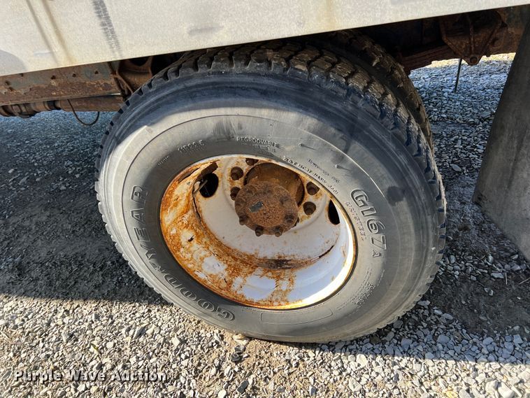 image for item KR9557 2008 International 4300  flatbed truck