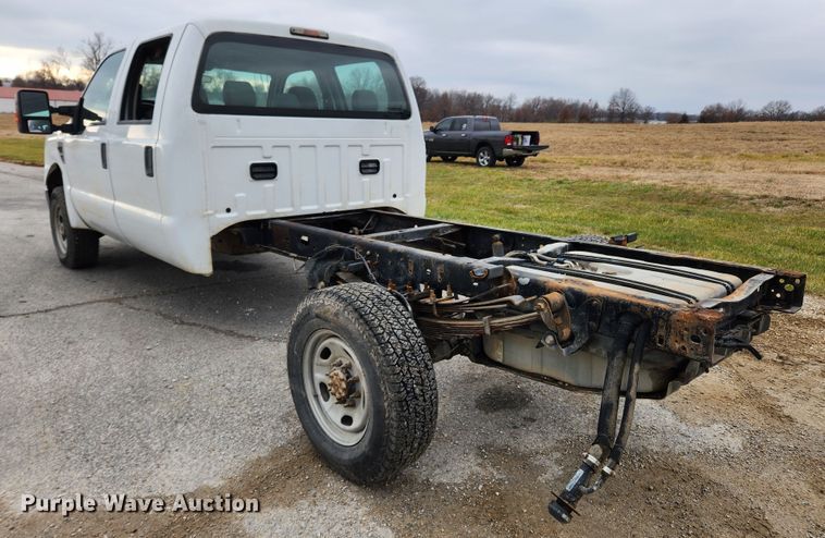 image for item KT9540 2010 Ford F350 Super Duty XL  pickup truck cab and chassis