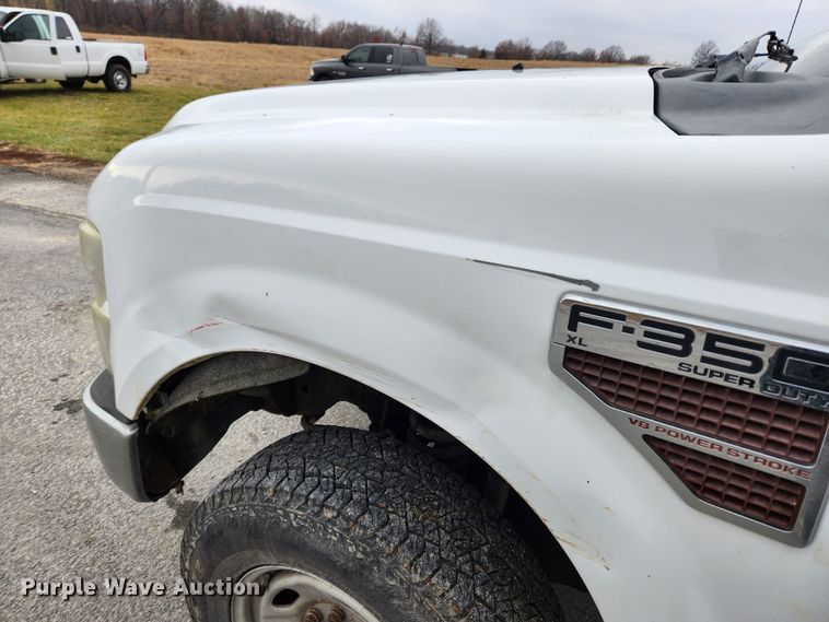image for item KT9540 2010 Ford F350 Super Duty XL  pickup truck cab and chassis