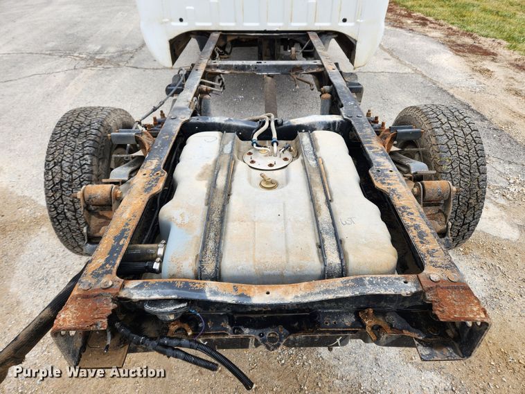 image for item KT9540 2010 Ford F350 Super Duty XL  pickup truck cab and chassis