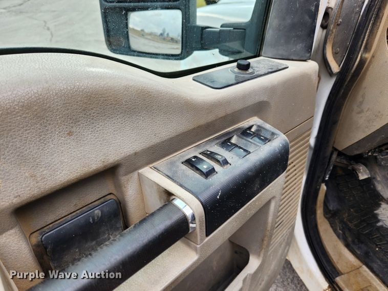 image for item KT9540 2010 Ford F350 Super Duty XL  pickup truck cab and chassis