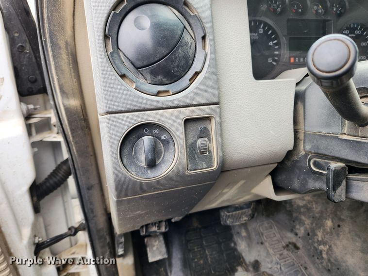 image for item KT9540 2010 Ford F350 Super Duty XL  pickup truck cab and chassis