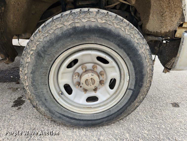 image for item KT9540 2010 Ford F350 Super Duty XL  pickup truck cab and chassis