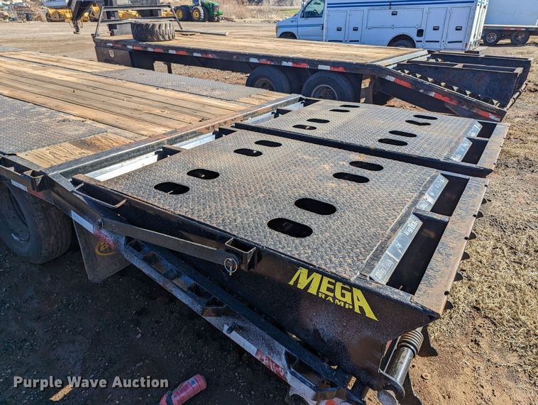 image for item LF9654 2018 Bigtex 22GN-20BK+5MR  equipment trailer