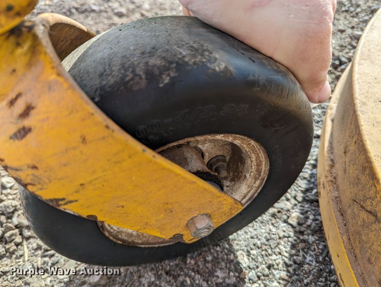 image for item LF9667 Walker B27i  ZTR lawn mower