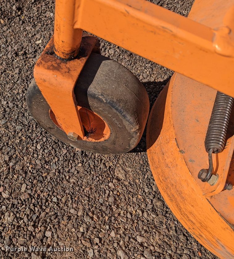 image for item LF9672 (2) pieces of lawn equipment