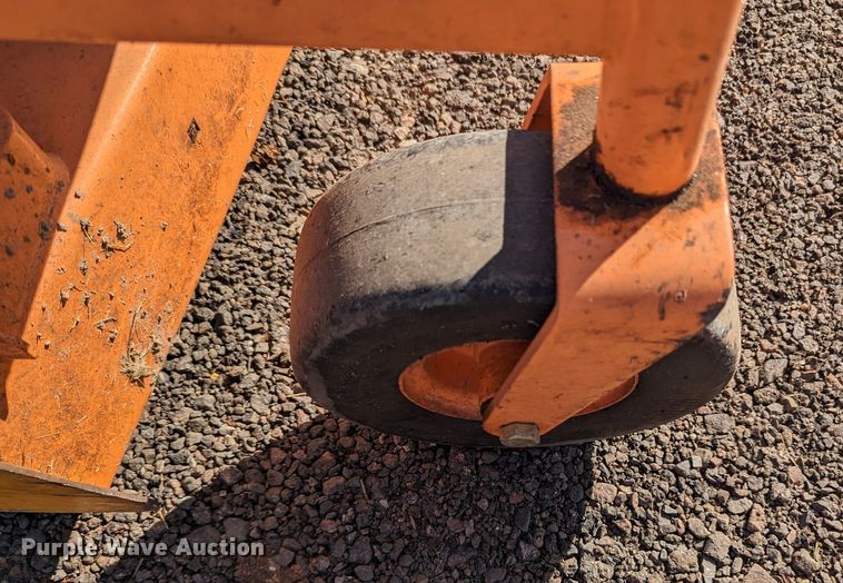 image for item LF9672 (2) pieces of lawn equipment