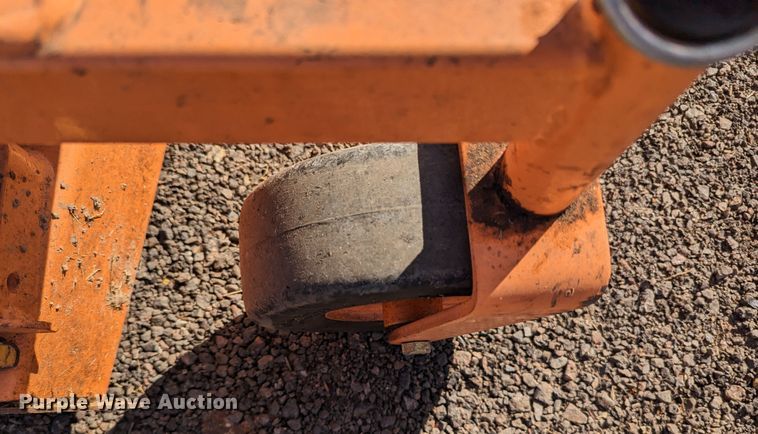 image for item LF9672 (2) pieces of lawn equipment