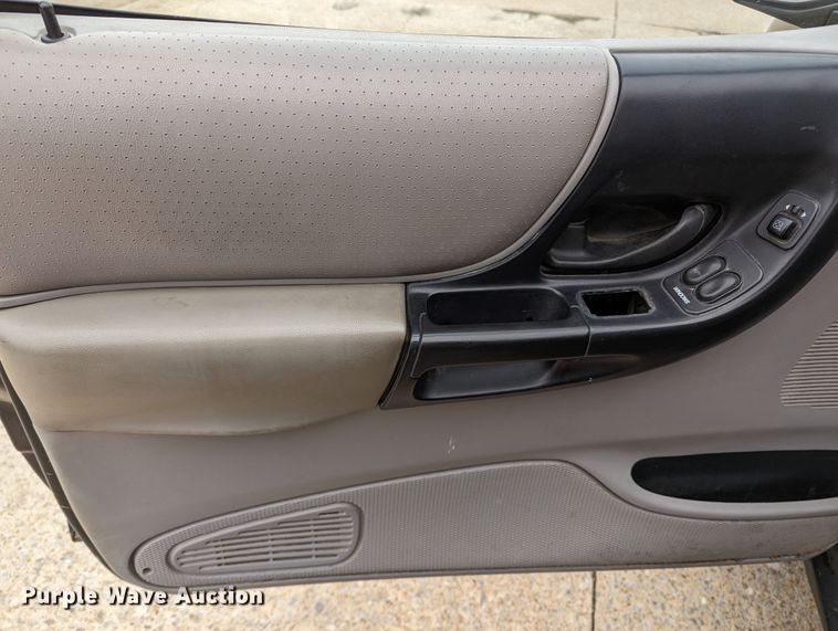 image for item LF9690 2000 Ford Ranger XL  SuperCab pickup truck