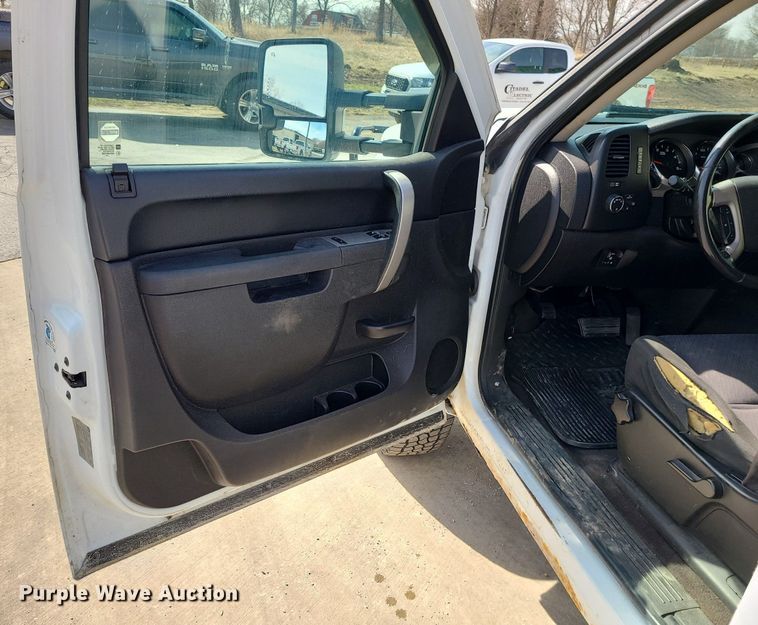 image for item LH9855 2011 GMC Sierra 2500HD SLE  pickup truck