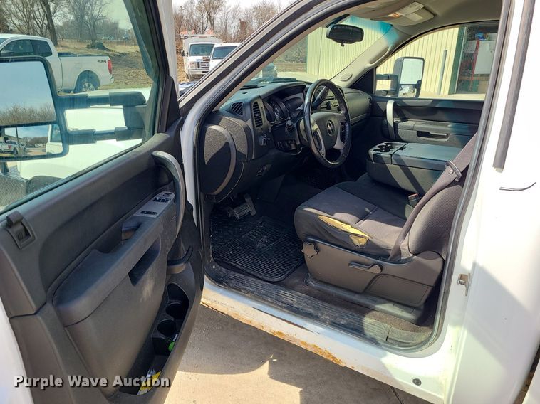 image for item LH9855 2011 GMC Sierra 2500HD SLE  pickup truck