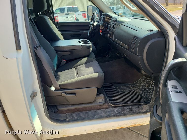 image for item LH9855 2011 GMC Sierra 2500HD SLE  pickup truck