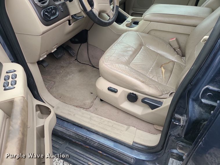 image for item LH9859 2004 Ford Expedition  SUV