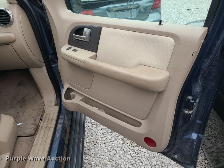 image for item LH9859 2004 Ford Expedition  SUV