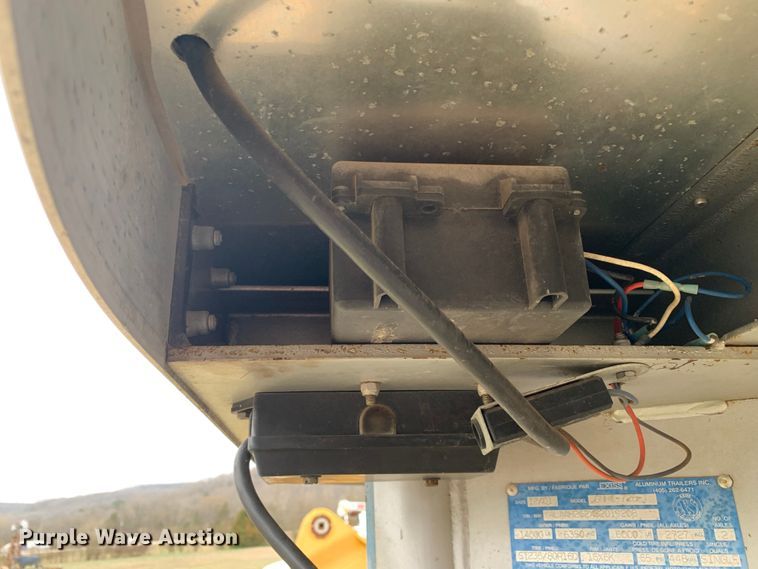 image for item LI9105 2003 Exiss GNHC-726-T  livestock trailer