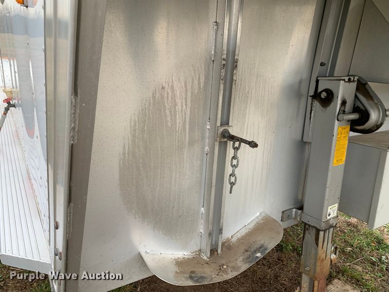 image for item LI9105 2003 Exiss GNHC-726-T  livestock trailer