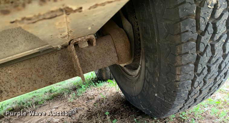 image for item LI9105 2003 Exiss GNHC-726-T  livestock trailer