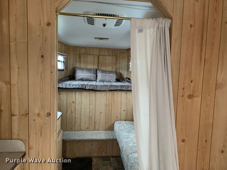 image for item LI9105 2003 Exiss GNHC-726-T  livestock trailer