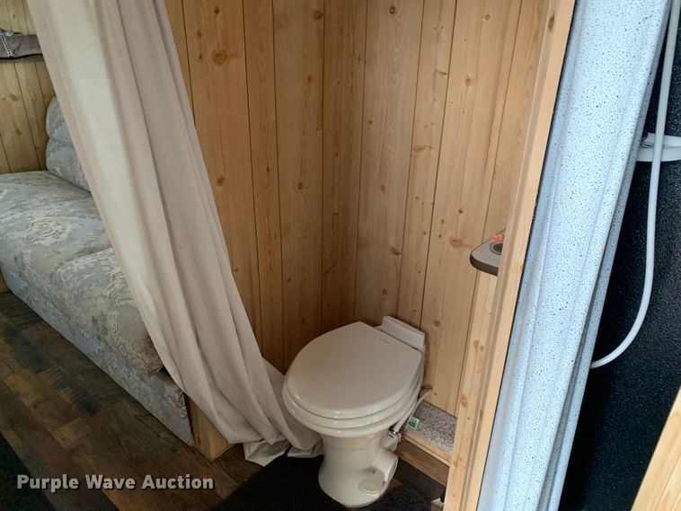 image for item LI9105 2003 Exiss GNHC-726-T  livestock trailer