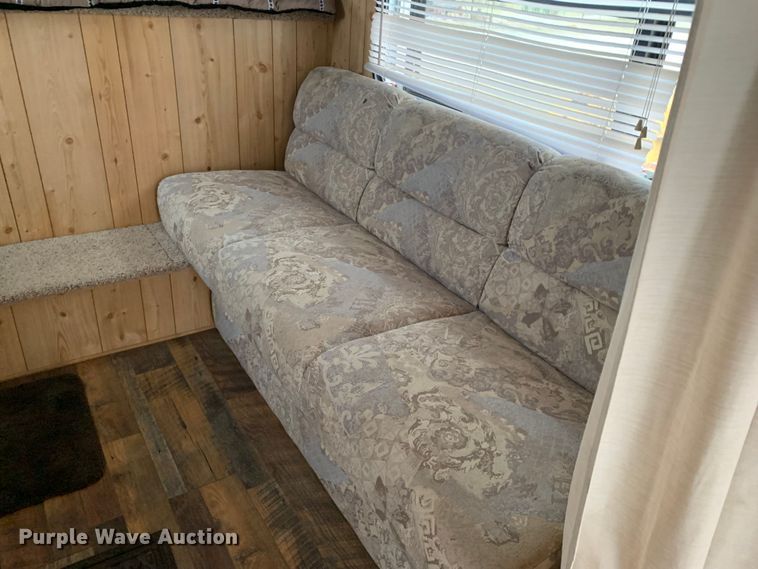 image for item LI9105 2003 Exiss GNHC-726-T  livestock trailer