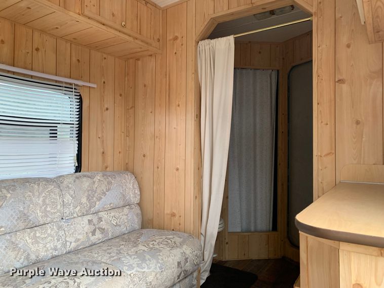 image for item LI9105 2003 Exiss GNHC-726-T  livestock trailer