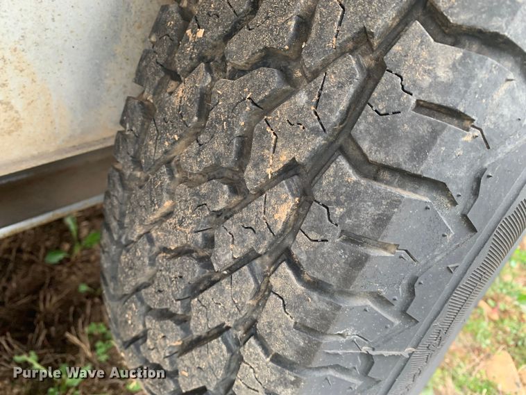 image for item LI9105 2003 Exiss GNHC-726-T  livestock trailer