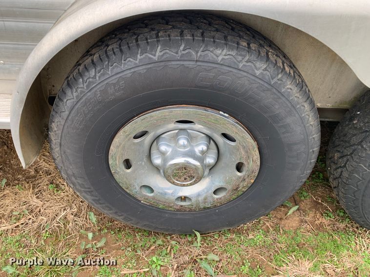 image for item LI9105 2003 Exiss GNHC-726-T  livestock trailer