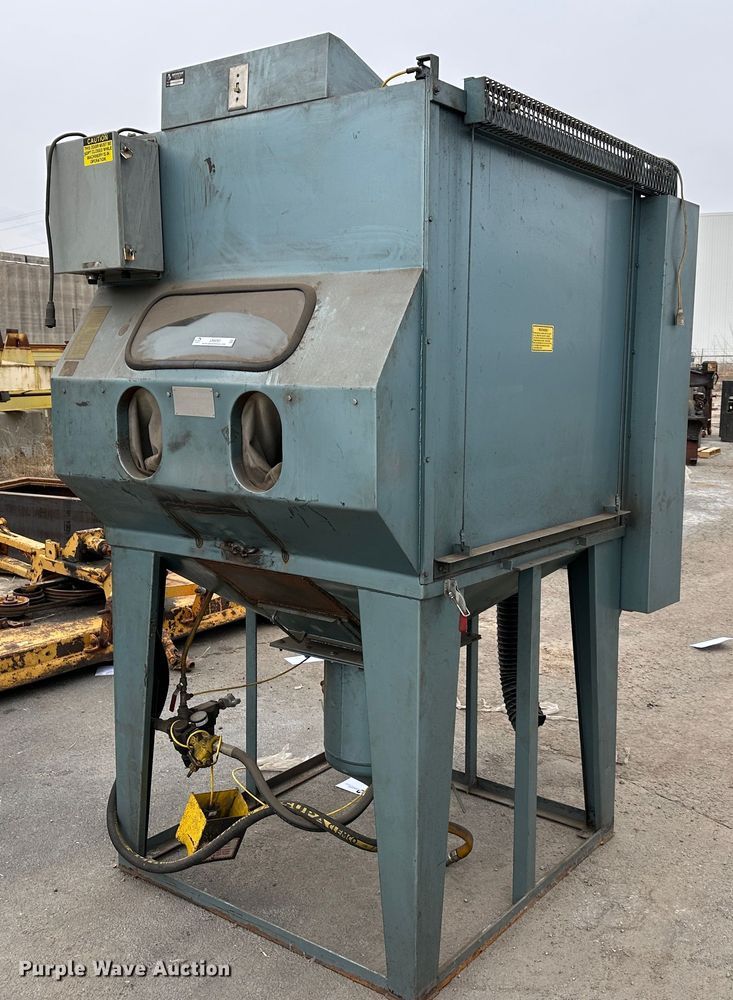 image for item LN9093 Universal  sandblasting cabinet