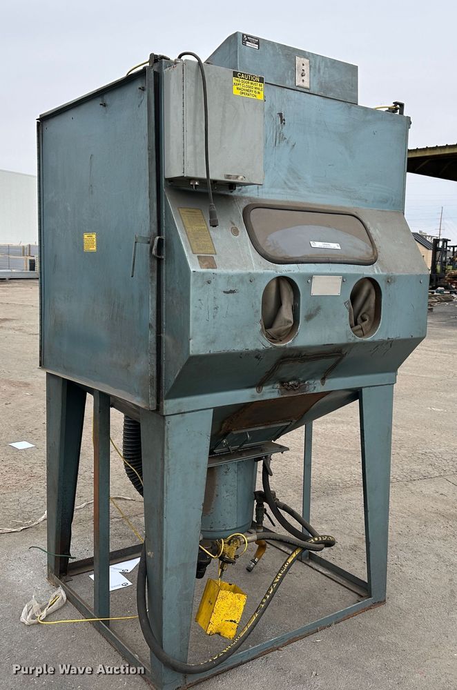 image for item LN9093 Universal  sandblasting cabinet