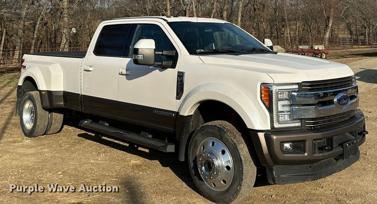 image for item LN9099 2017 Ford F450  Crew Cab pickup truck