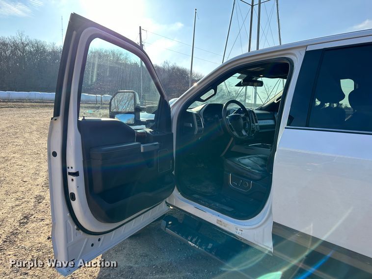 image for item LN9099 2017 Ford F450  Crew Cab pickup truck