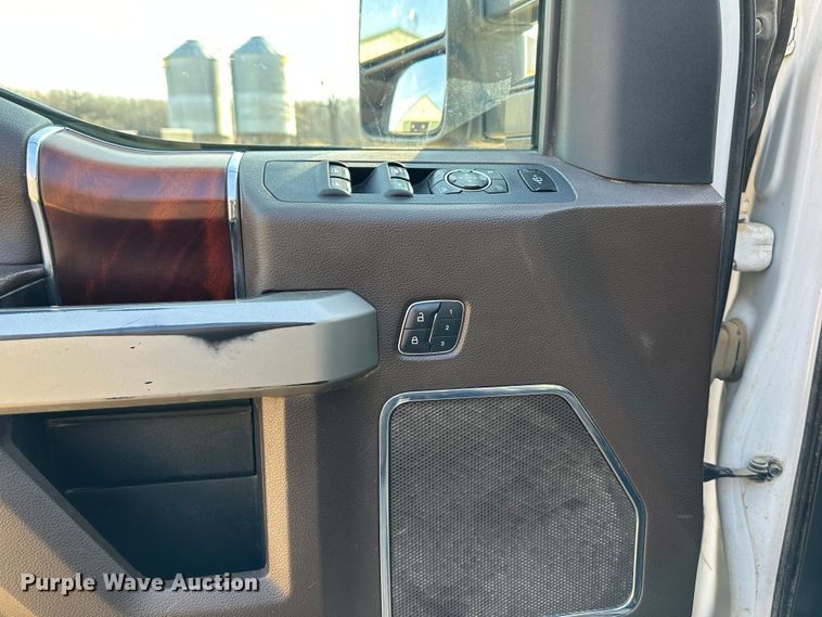 image for item LN9099 2017 Ford F450  Crew Cab pickup truck