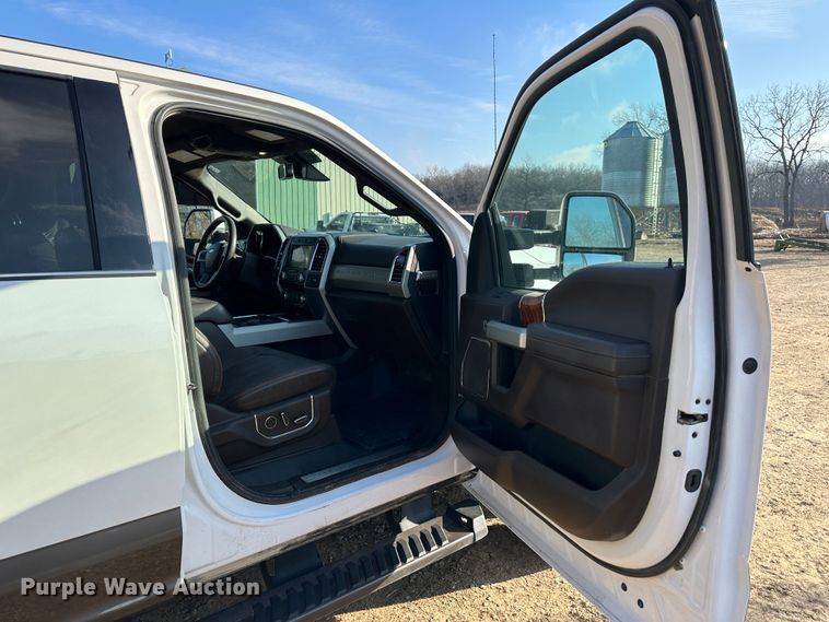 image for item LN9099 2017 Ford F450  Crew Cab pickup truck