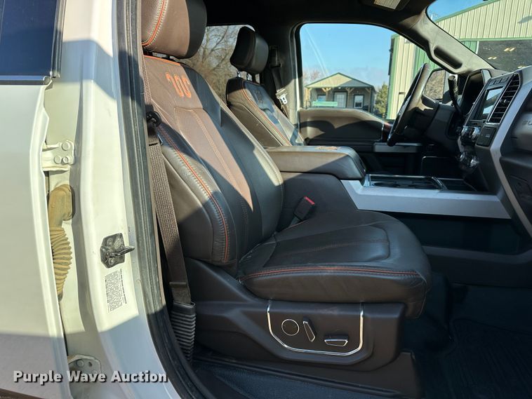 image for item LN9099 2017 Ford F450  Crew Cab pickup truck