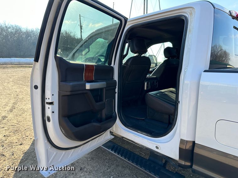 image for item LN9099 2017 Ford F450  Crew Cab pickup truck