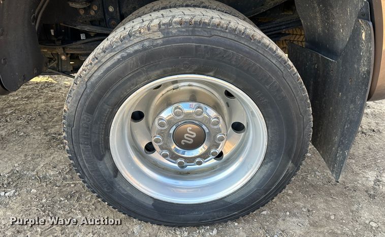 image for item LN9099 2017 Ford F450  Crew Cab pickup truck