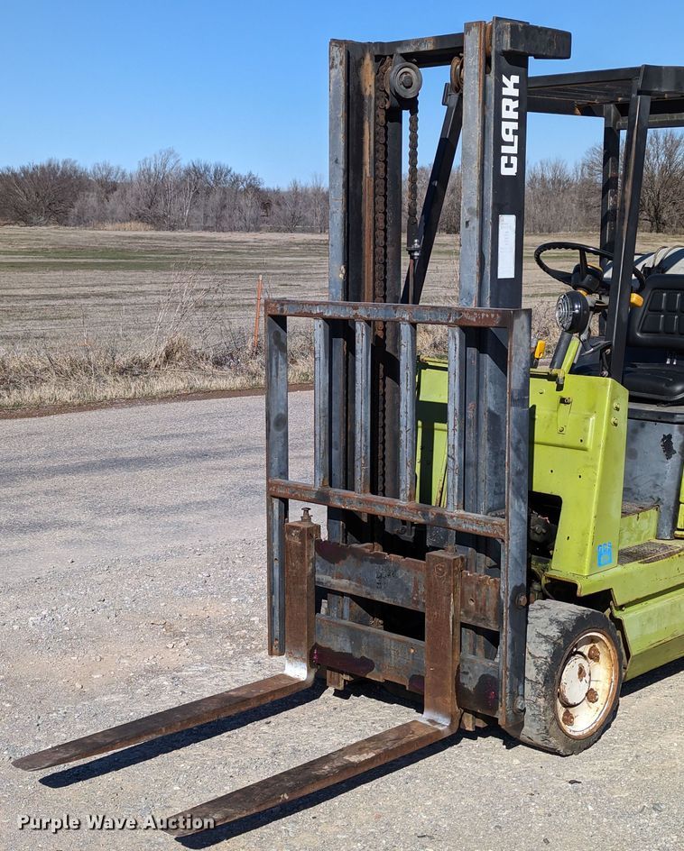 image for item LP9240 Clark GCS25MC  forklift