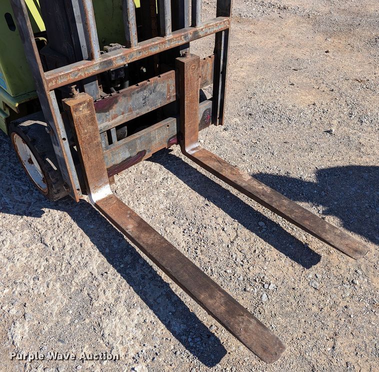 image for item LP9240 Clark GCS25MC  forklift