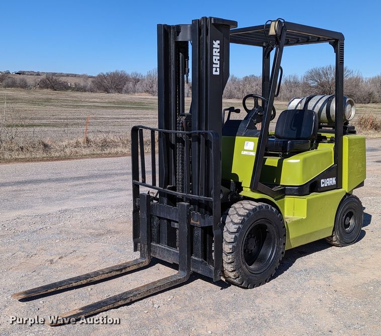 image for item LP9242 Clark CGP30  forklift