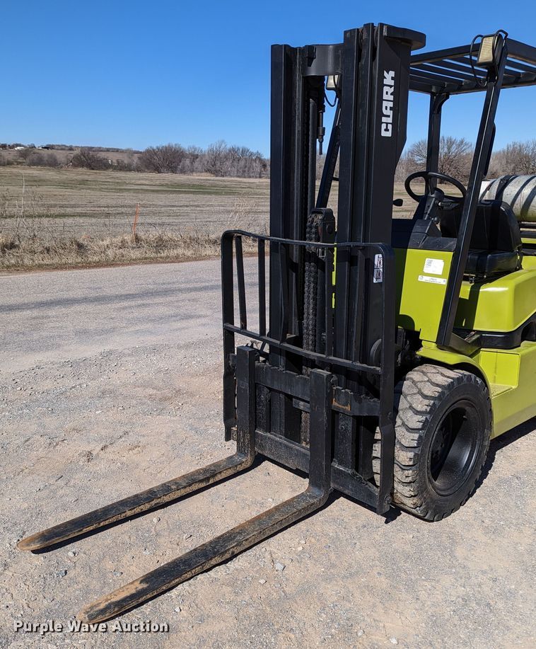 image for item LP9242 Clark CGP30  forklift