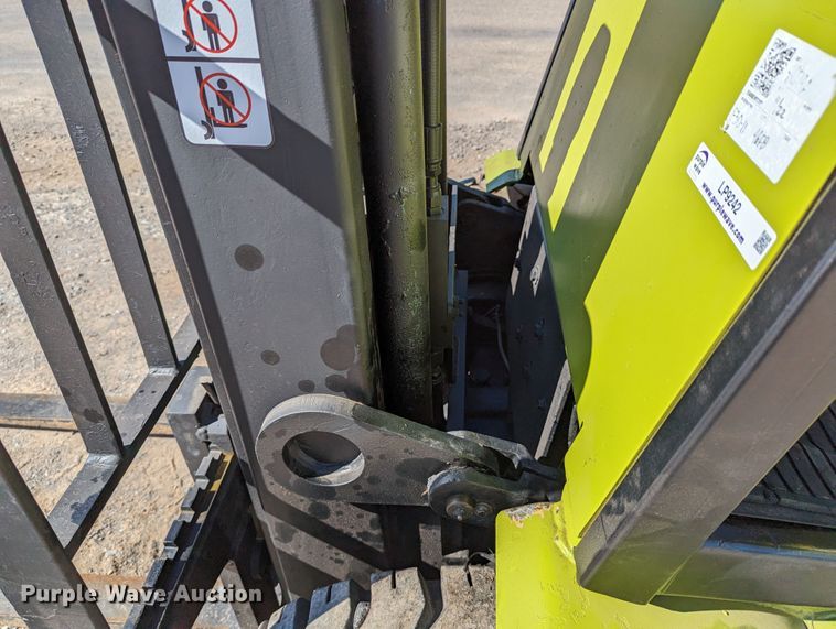 image for item LP9242 Clark CGP30  forklift