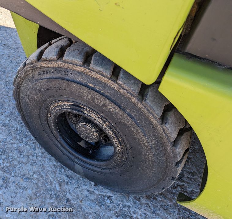 image for item LP9242 Clark CGP30  forklift