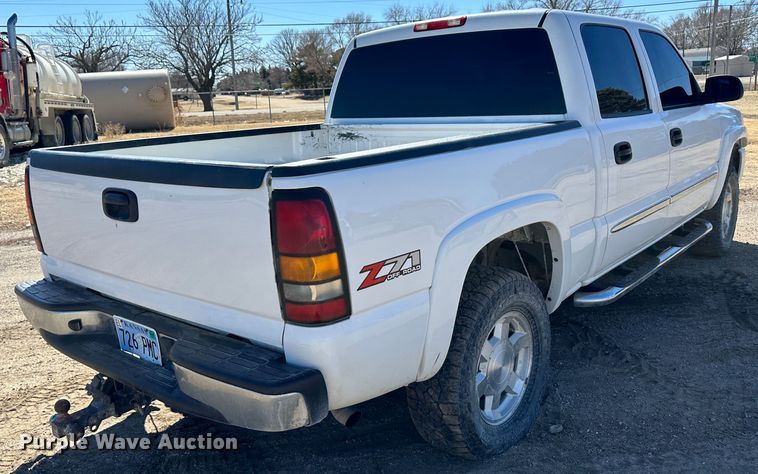 image for item LT9109 2005 GMC Sierra 1500  Crew Cab pickup truck