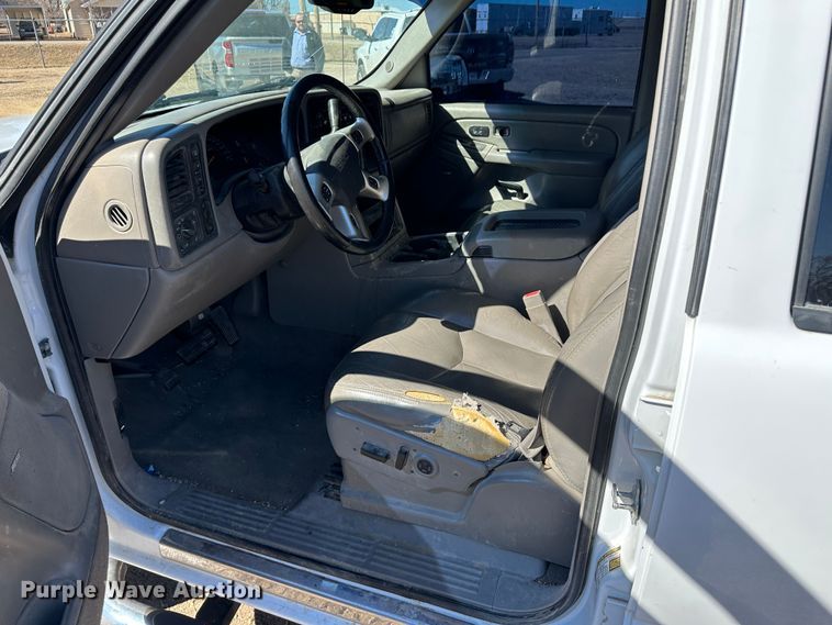 image for item LT9109 2005 GMC Sierra 1500  Crew Cab pickup truck