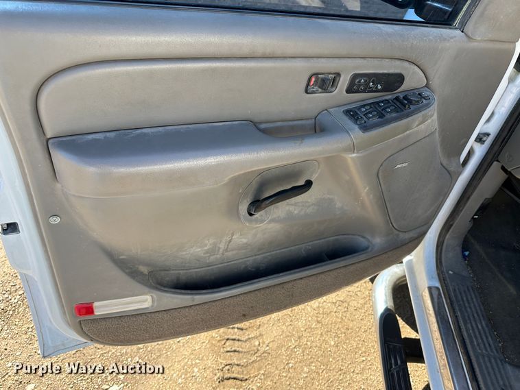 image for item LT9109 2005 GMC Sierra 1500  Crew Cab pickup truck